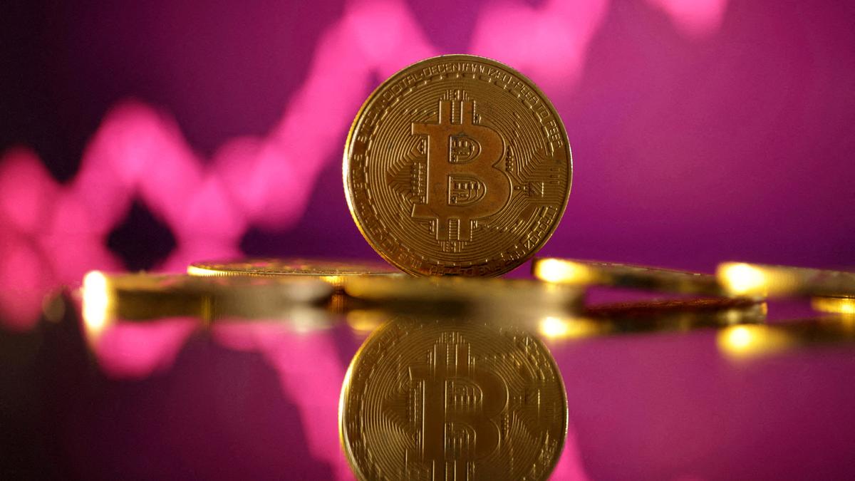 Bitcoin tops 0,000 on optimism over Trump crypto plans