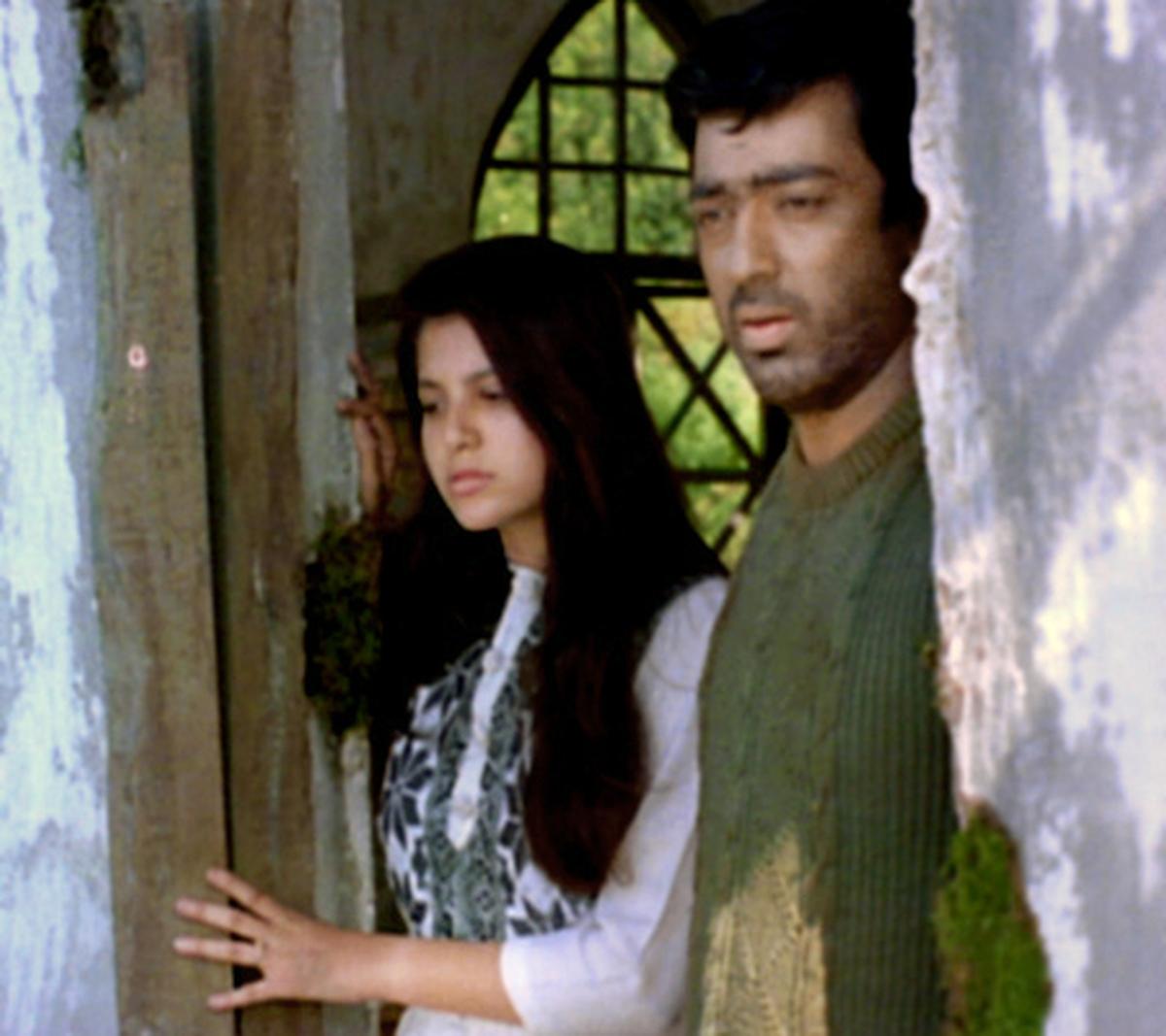 Kamal Haasan and Roshini in a still from ‘Gunaa’