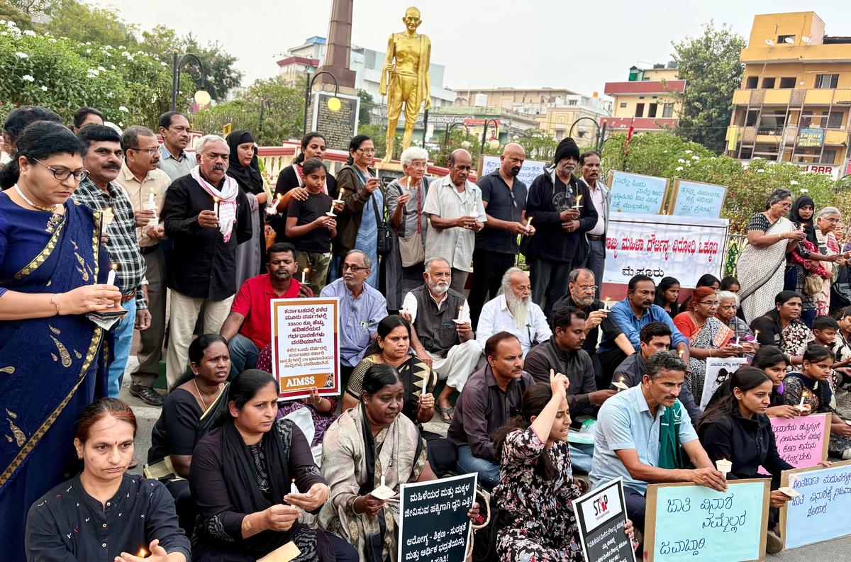 Demonstration held at Gandhi Square to condemn 'honour killing' in Dharwad  and violence against women - The Hindu