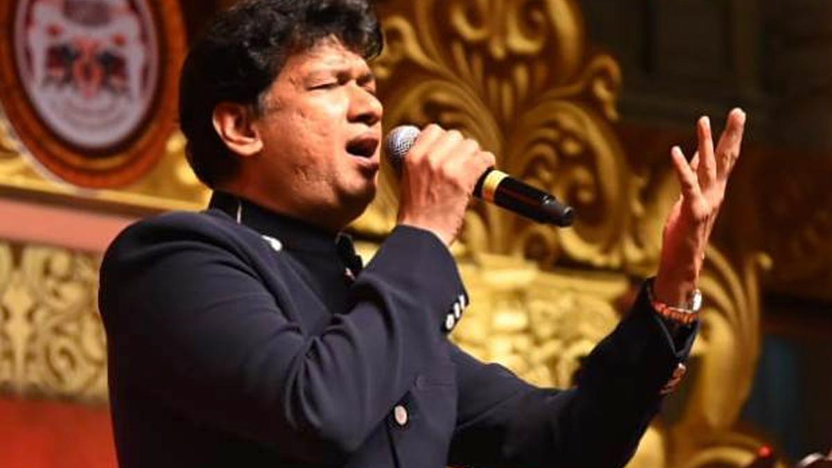 Vijay Prakash mesmerises crowd at Dasara concert