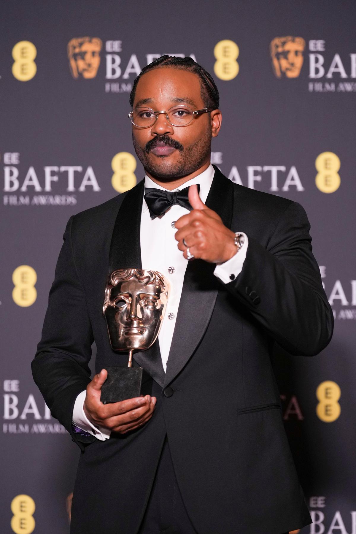 Ryan Coogler posa con il premio per la sceneggiatura originale di 'Sinners' al 79° British Academy Film Awards, BAFTA, a Londra, domenica 22 febbraio 2026. Ryan Coogler posa con il premio per la sceneggiatura originale di 'Sinners' al 79° British Academy Film Awards, BAFTA, a Londra, domenica 22 febbraio 2026.