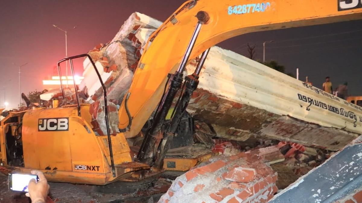 Madras High Court orders ₹17-lakh compensation to kin of earthmover operator killed during entrance arch demolition