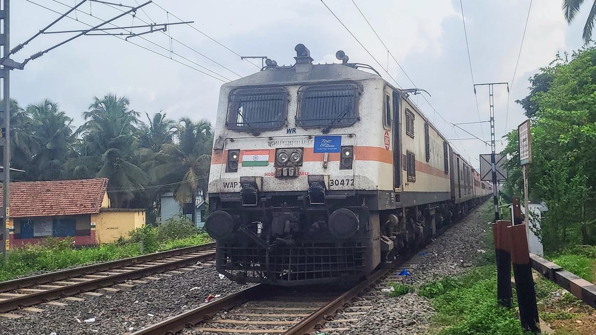 Tirunelveli-Mettupalayam special train fails to halt at Kallidaikurichi, leaving passengers stranded