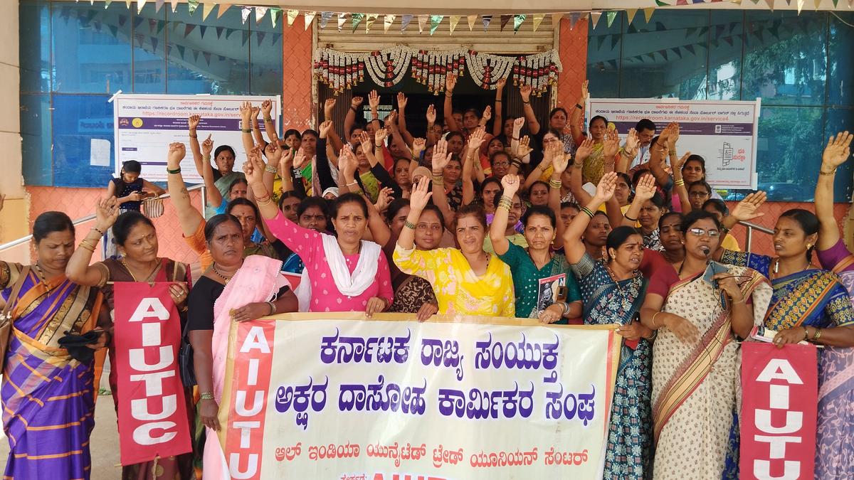 Midday meal workers stage demonstration seeking release of pending honorarium