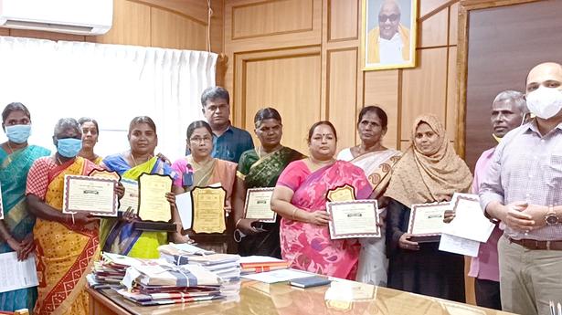 Erode Collector felicitates winners of district-level cookery competition