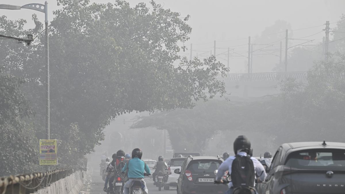 Delhi air pollution: Delhi wakes up to thick smog, air quality remains in  'severe' category -