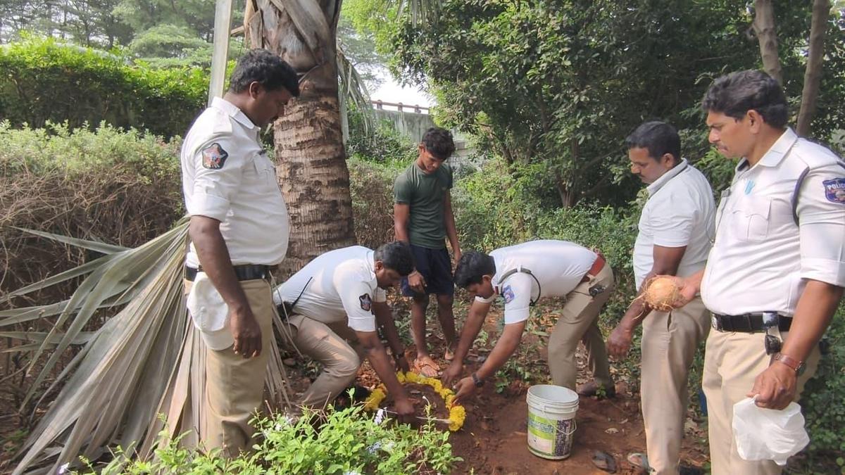 Police perform last rites of monkey in Vijayawada