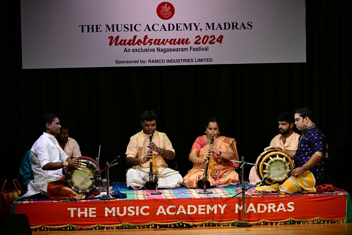 Bangalore Palanivel and Prabhavati with Velliambakkam V. M. Ganapathi and Bikkampatti B. R. Venkatesh on the thavil