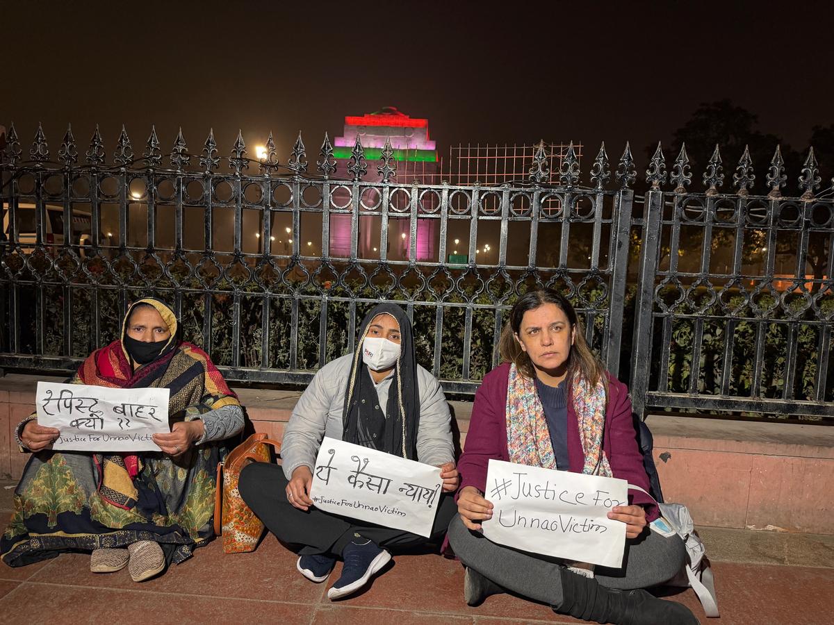 Yogita Bhayana (extrema direita) e outros num protesto em Deli em solidariedade com a sobrevivente do estupro coletivo de Unnao.
