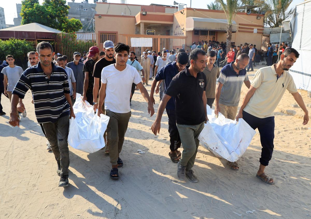 Yas tutanları, 21 Temmuz 2025, Gazze Şeridi'nde sabahın erken saatlerinde İsrail grevinde öldürülen Filistinlilerin cesetlerini taşıyor.