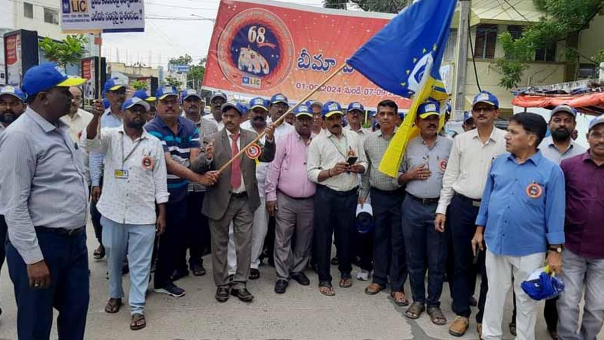 LIC employees take out rally in Kadapa