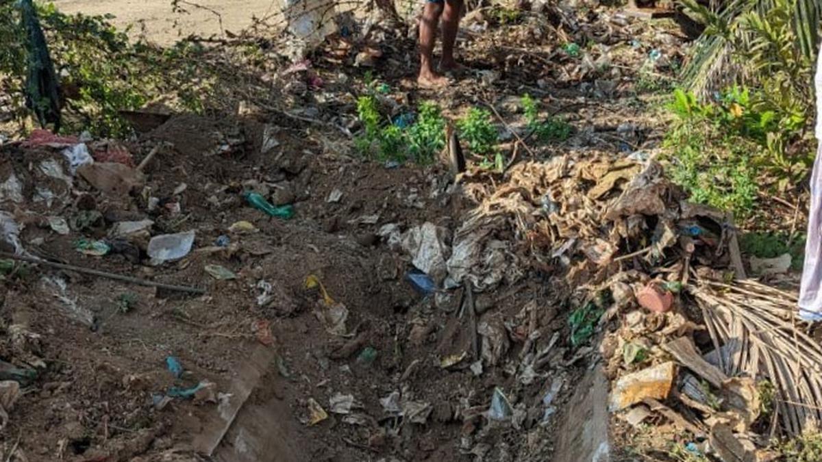 Water users’ association in tail-end of PAP system removes silt from branch canal with own contribution