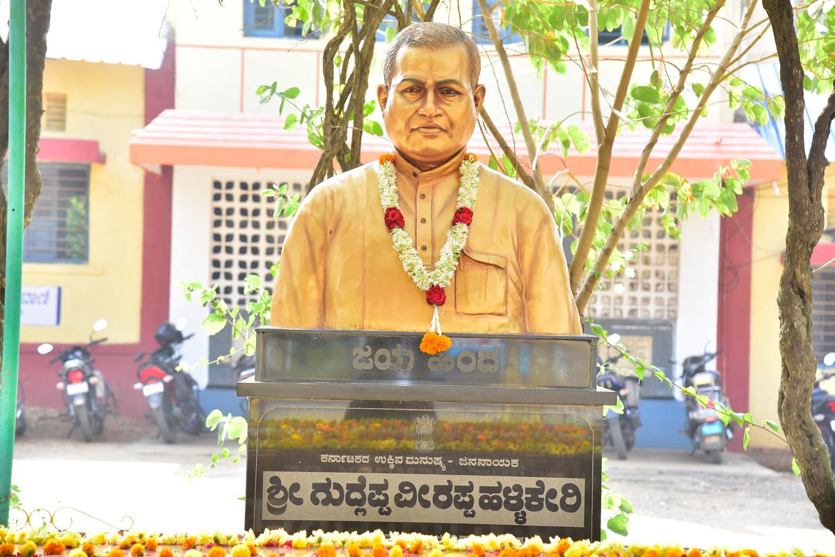 The bust of freedom fighter Gudleppa Hallikeri at the entrance of Gandhi Grameen Gurukul Residential School. 
