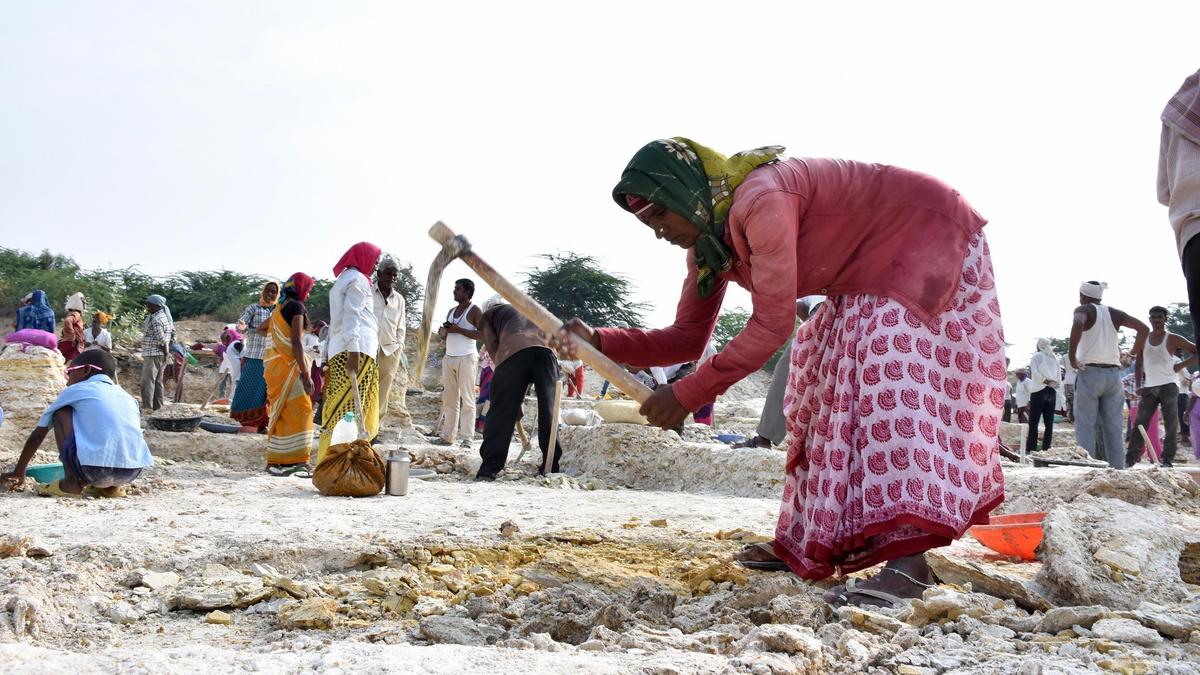 https://th-i.thgim.com/public/incoming/e6hsk9/article70390021.ece/alternates/LANDSCAPE_1200/10258_29_3_2025_19_31_25_5_NREGA_5.JPG