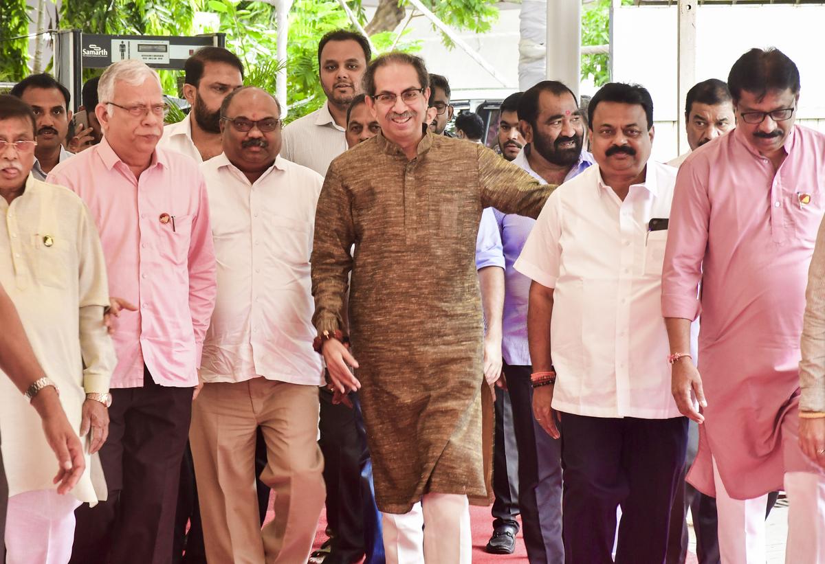 Pemimpin Shiv Sena (UBT) Uddhav Thackeray bersama para pemimpin partai tiba di Vidhan Bhavan selama sesi Anggaran Majelis, di Mumbai, pada 02 Juli 2024.
