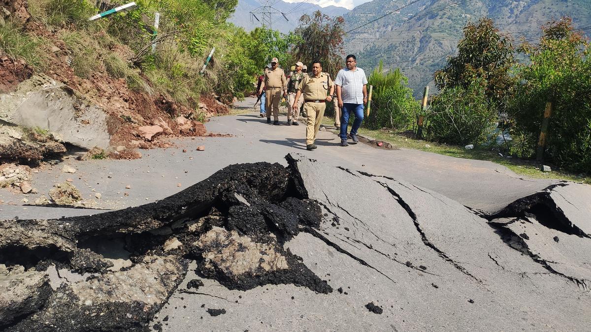 Landslides blocks Jammu-Srinagar national highway