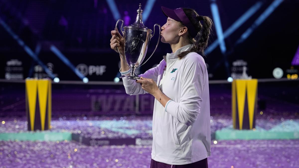 Rybakina mengalahkan peringkat 1 Sabalenka untuk memenangkan Final WTA
