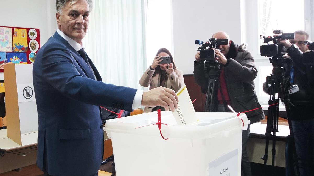https://th-i.thgim.com/public/incoming/e7s3oe/article70315177.ece/alternates/LANDSCAPE_1200/Bosnia_Election_Serbs_06560.jpg