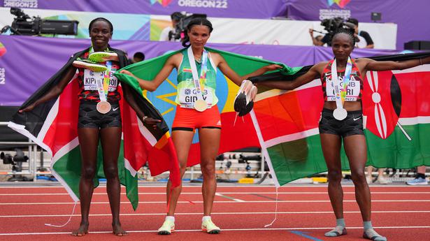 Letesenbet Gidey retient les Kényans pour remporter le 10 000 m pour l’Éthiopie aux Championnats du monde d’athlétisme