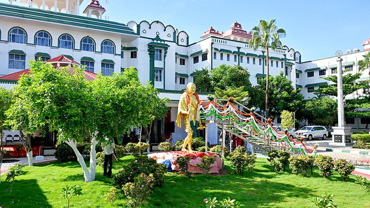 Vandiyur tank should become absolutely pollution-free in 18 months: HC