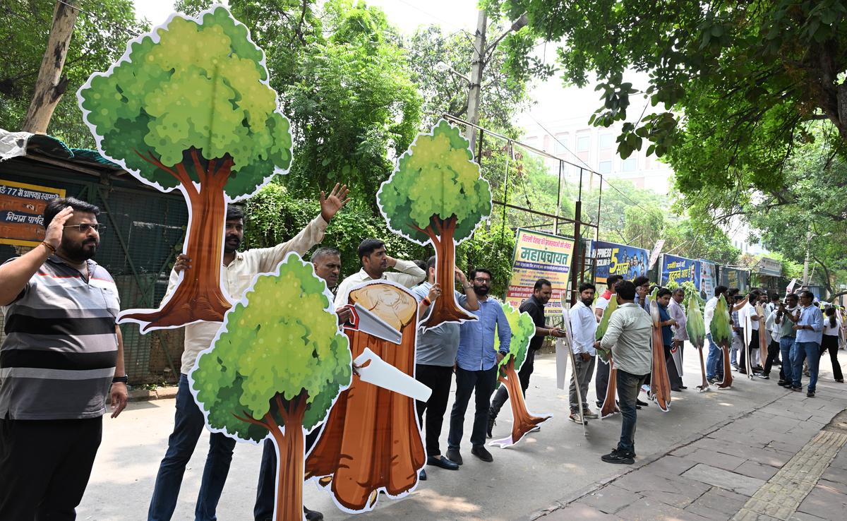 AAP Protest: दिल्ली में LG द्वारा सैकड़ों पेड़ काटे जाने के खिलाफ AAP का प्रदर्शन, लगाए ये आरोप