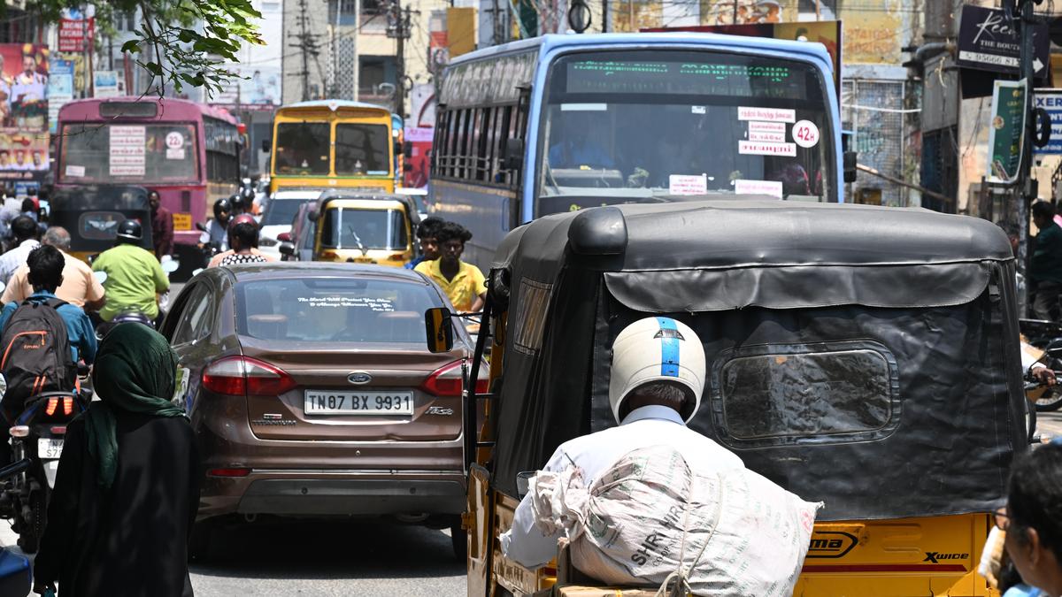 Frequent traffic snarls on Thennur High Road irk motorists