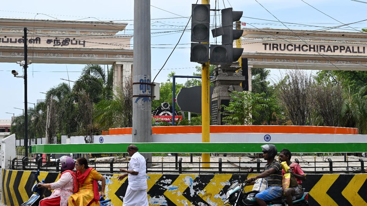 Traffic signals at crucial junction near Tiruchi railway station have been non-functional for three years: commuters