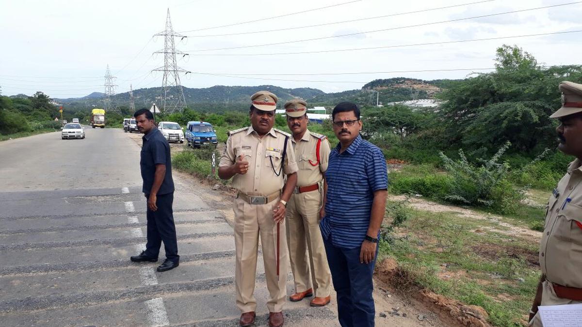 One killed, 3 hurt as SUV from Bengaluru hits van at Moghili ghat in Andhra Pradesh
