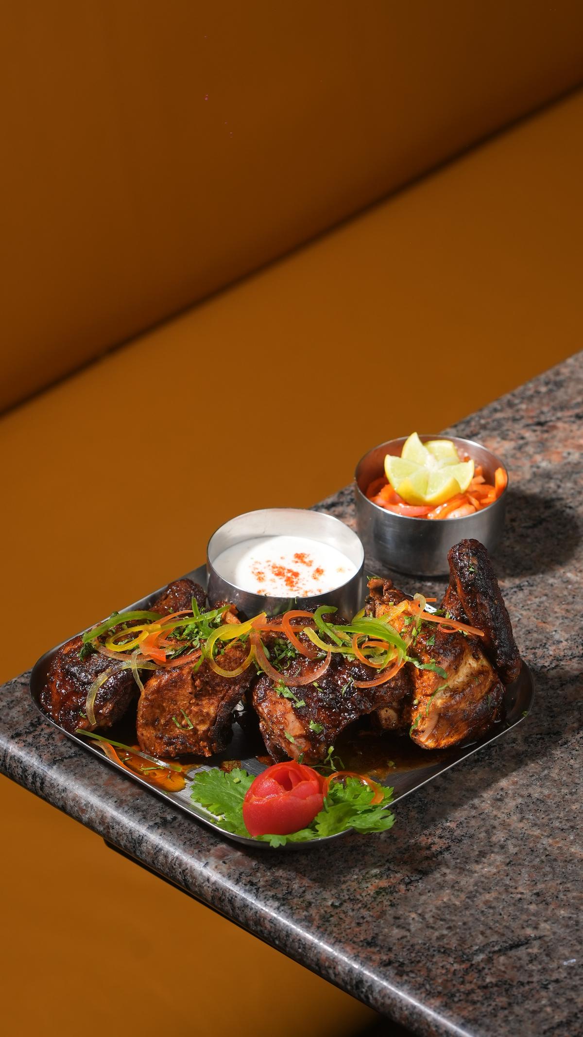 O tikka de frango rosa vem com um aroma floral sutil