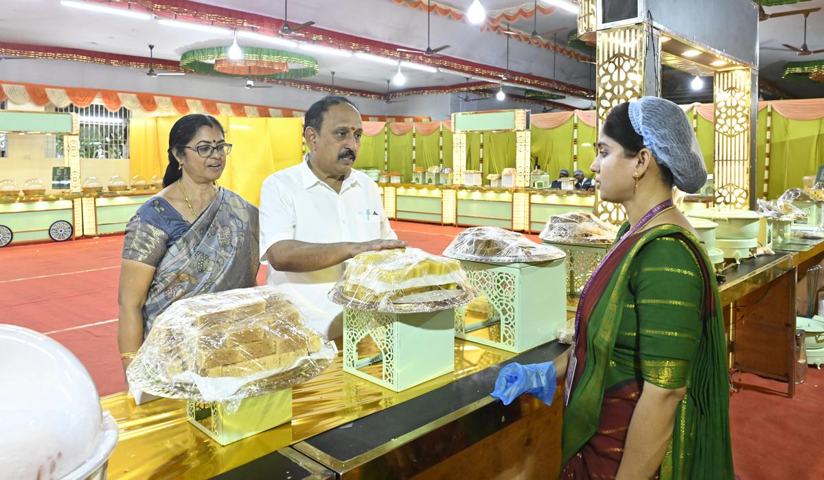 कार्यक्रम स्थल पर कमलाम्बल कैटरिंग सर्विसेज के मालिक शिवसुब्रमण्यम।