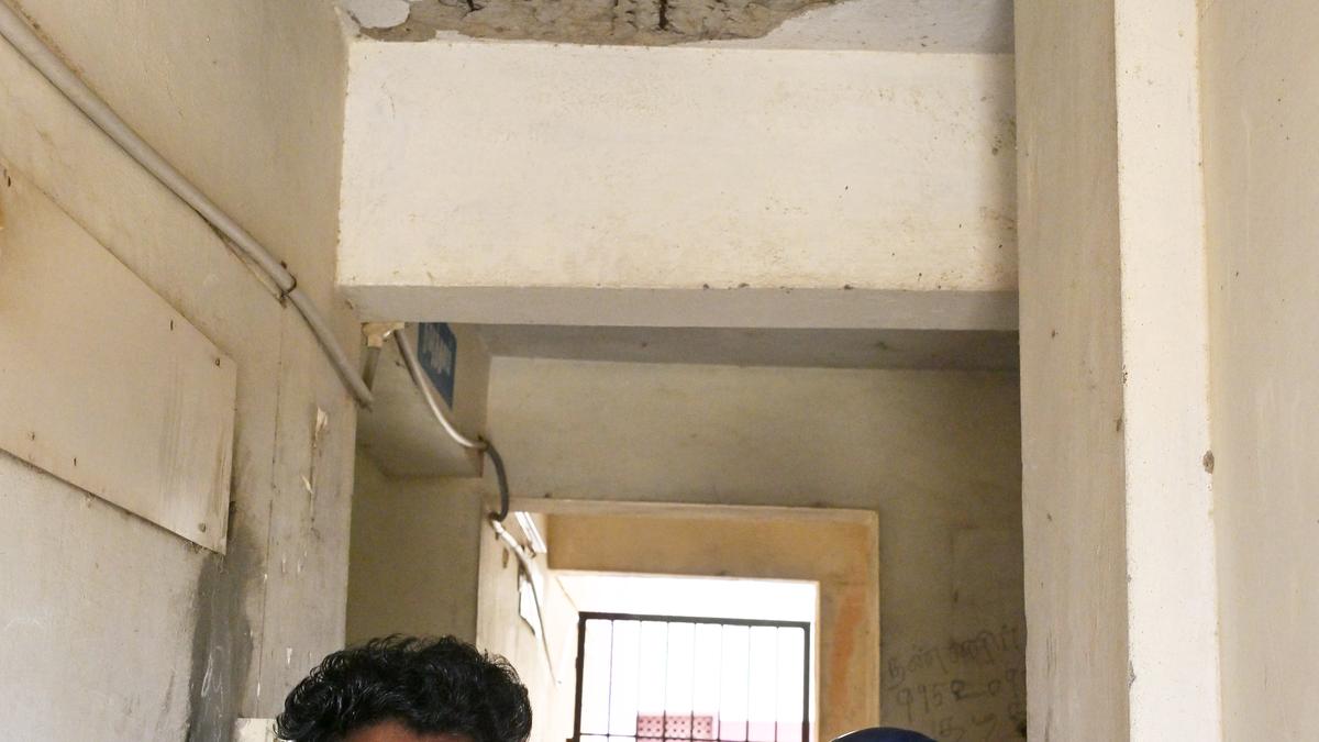 Residents of Perumbakkam TNUHDB raise concerns over dilapidated state of ceilings