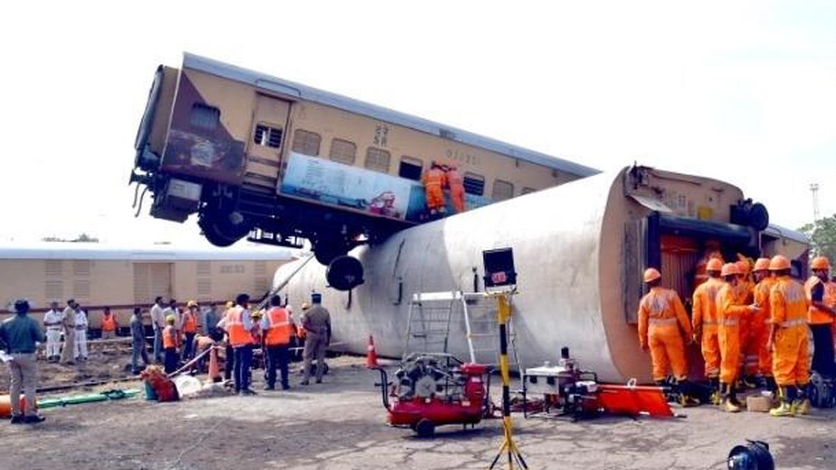 Collector&nbsp;inspects&nbsp;joint Railway-NDRF&nbsp;drill at Erode Junction