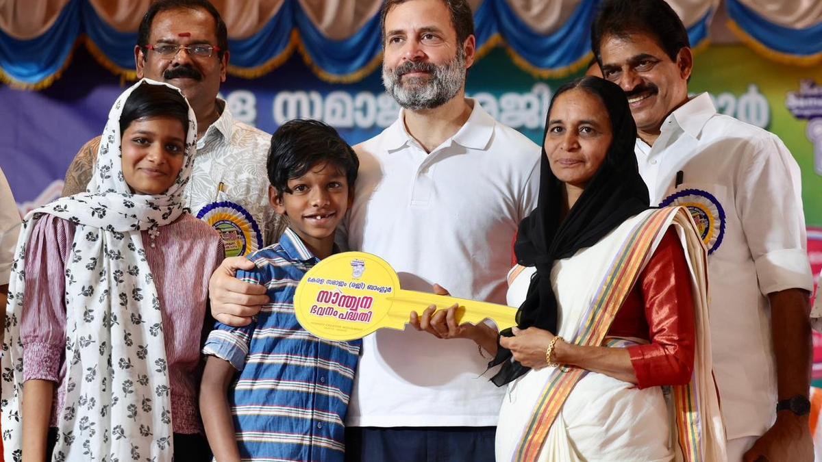 NDA is trying to sabotage MGNREGS, says Rahul