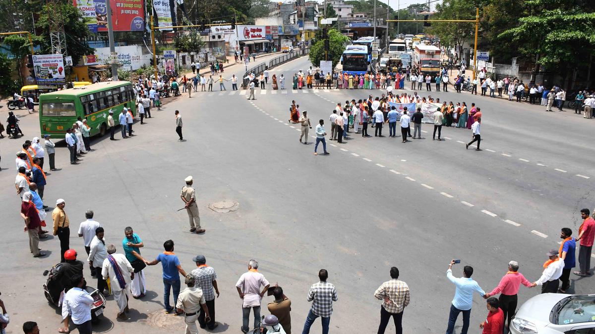 Human chain formed in Dharwad in protest over Janivara row