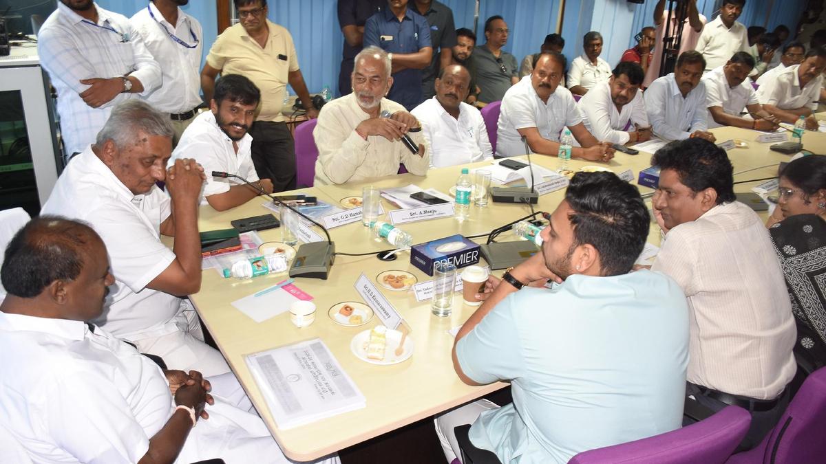 Tobacco price crash: HDK seeks higher procurement prices; Yaduveer pitches for foreign buyers