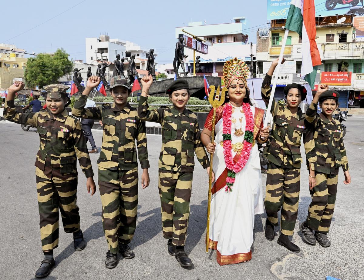 On Friday, students wore Bharat Mata and Bharat Mata and Army Jawans attended Tiranga Rally in Tirupati. 