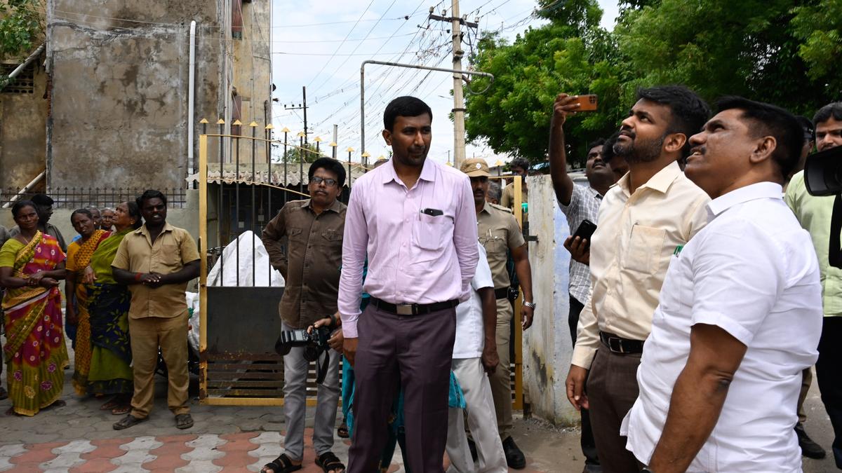 Chairperson of National Commission for Safai Karamcharis inspects tenements of conservancy workers in Erode