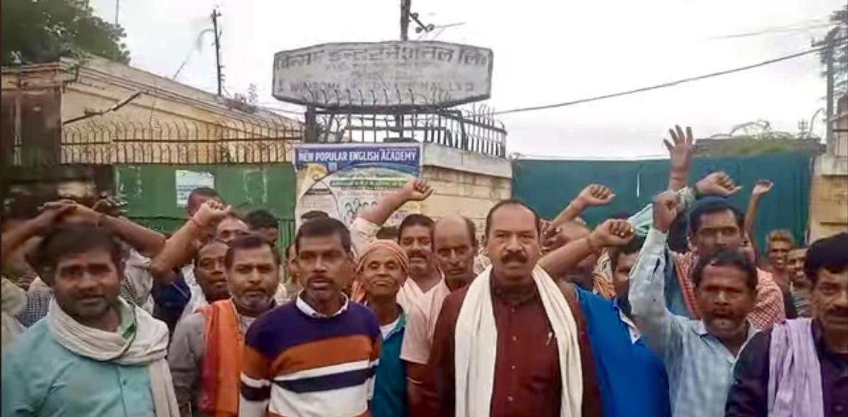 The union members, led by Rambali Mahto (wearing red shirt),  protesting outside the jute mill. Photo credit: Special arrangement