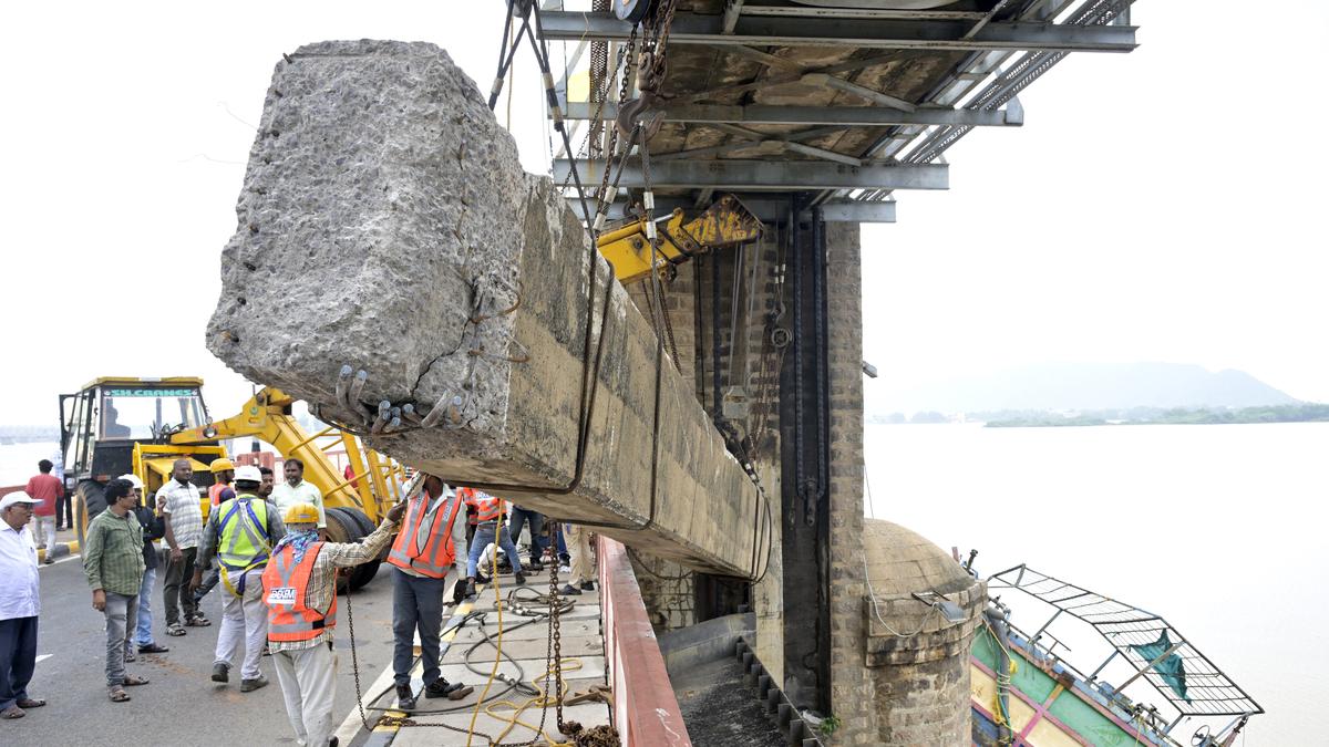 Damage to Prakasam Barrage gate not on a scale that is feared: Kannaiah Naidu