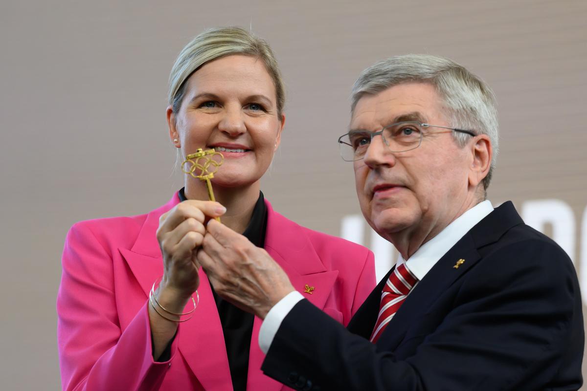 इंटरनेशनल ओलंपिक कमेटी (IOC) के अध्यक्ष Kirsty Coventry को 23 जून, 2025 को स्विट्जरलैंड के लॉज़ेन में ओलंपिक हाउस में आउटगोइंग IOC के अध्यक्ष थॉमस बाख से ओलंपिक कुंजी सौंपी गई है। इंटरनेशनल ओलंपिक कमेटी (IOC) के अध्यक्ष Kirsty Coventry को 23 जून, 2025 को स्विट्जरलैंड के लॉज़ेन में ओलंपिक हाउस में आउटगोइंग IOC के अध्यक्ष थॉमस बाख से ओलंपिक कुंजी सौंपी गई है।