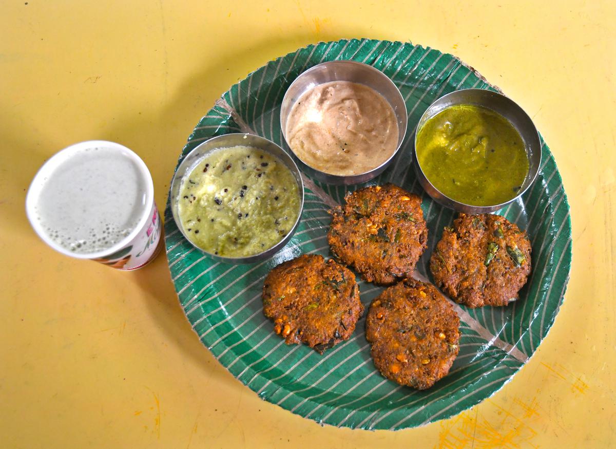 Molakala vada uitgedeeld als onderdeel van het traditionele Andhra-ontbijt in de ontbijthoek in Swaraj Naturals in de buurt van Peda Waltair in Visakhapatnam