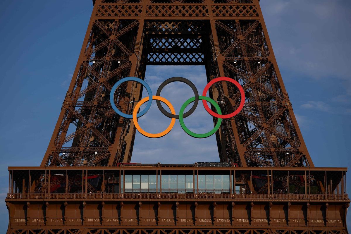 This photograph shows the Eiffel Tower, decorated with the Olympic rings for the upcoming Paris 2024 Olympic Games, in Paris, on July 18, 2024. 