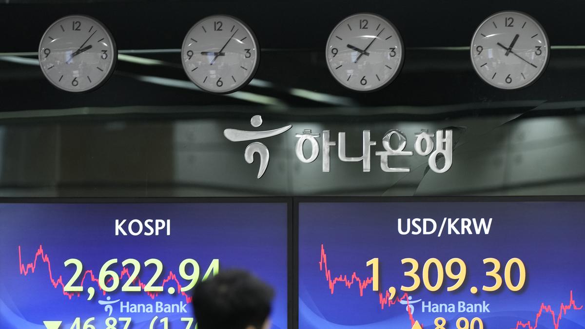 Stock markets fall in early trade dragged down by IT counters, weak global trends