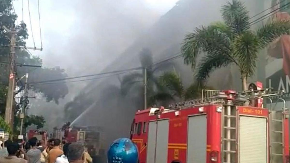 Major fire breaks out in textile shop in Kozhikode