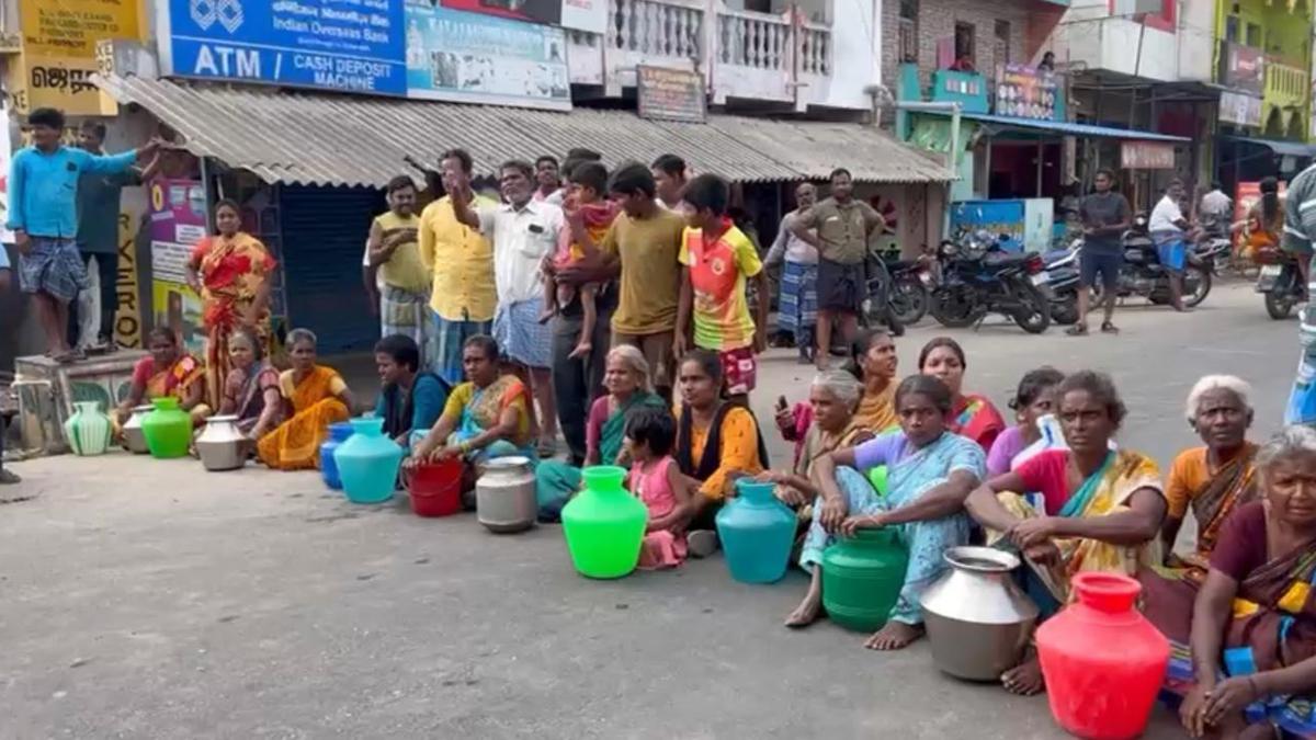 With temperature soaring and no water, residents of Lalapettai village block Ponnai-Ranipet Main Road