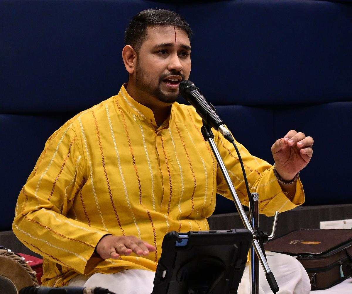 मुख्य टुकड़े के लिए कम्बोजी में आरपी श्रवण की राग विस्तार बाहर खड़ा था। 