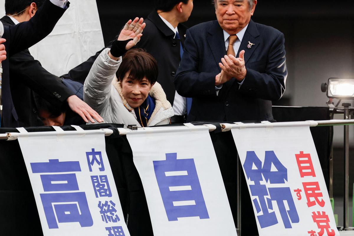 A primeira-ministra do Japão e líder do Partido Liberal Democrata (LDP), Sanae Takaichi, acena com a mão durante um evento de campanha eleitoral antes das eleições antecipadas de 8 de fevereiro, em Tóquio, Japão, em 7 de fevereiro de 2026.