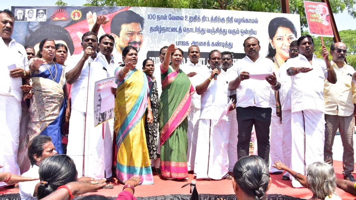 DMK stages protest in Kovilpatti over unpaid job scheme funds