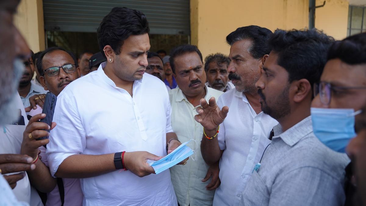 MP for Mysuru Yaduveer visits tobacco auction platform in Periyapatna