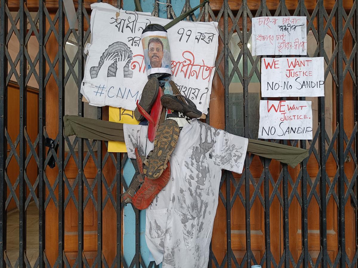 An effigy of the former principal of R.G. Kar Hospital, Sandip Kumar Ghosh, by students of National Medical College. They locked the administrative building to stop him from taking over duty at their college after he resigned from R.G. Kar Medical College and Hospital. 